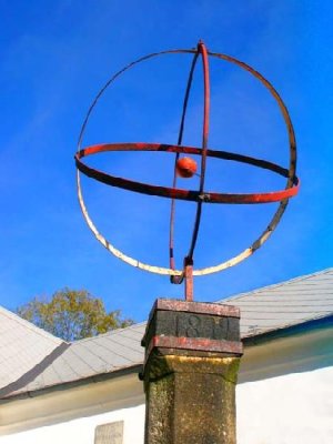 Na nádvoří kostela